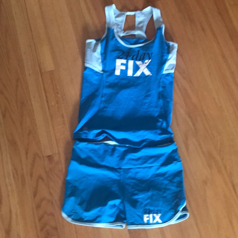 21 Day Fix set great condition love the color and cool back